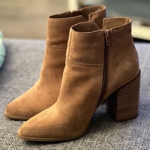 Size 9M Nine West heeled, tan suede ankle boot